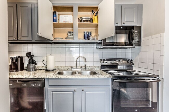 Building Photo - 222 W 31st St