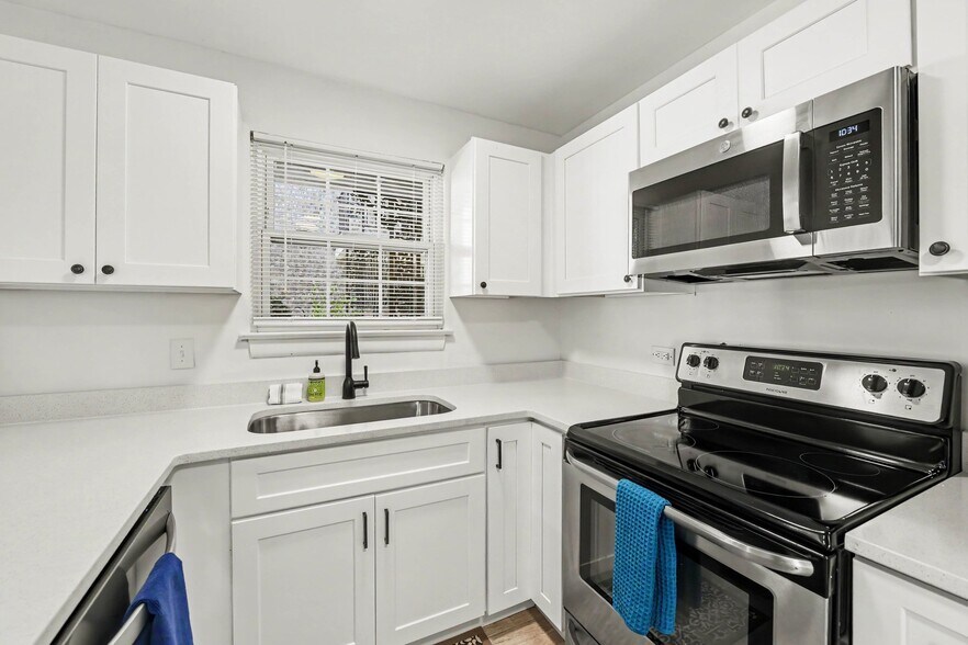 Building Photo - 867 Colony Dr
