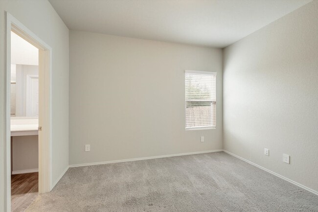 Building Photo - Well-Maintained Home with Modern Conveniences