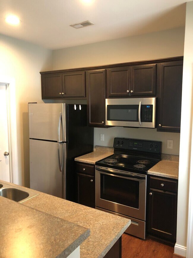 Building Photo - Cozy 1 Bedroom 1 Bathroom at 5026-A Park Ave