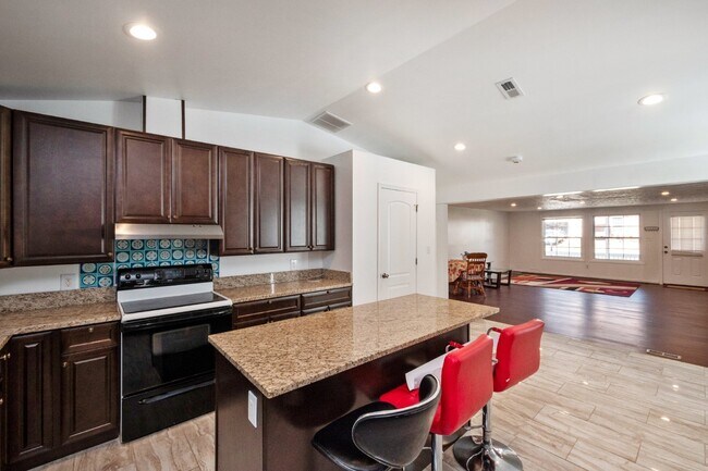 Building Photo - This beautiful well kept single-family hom...