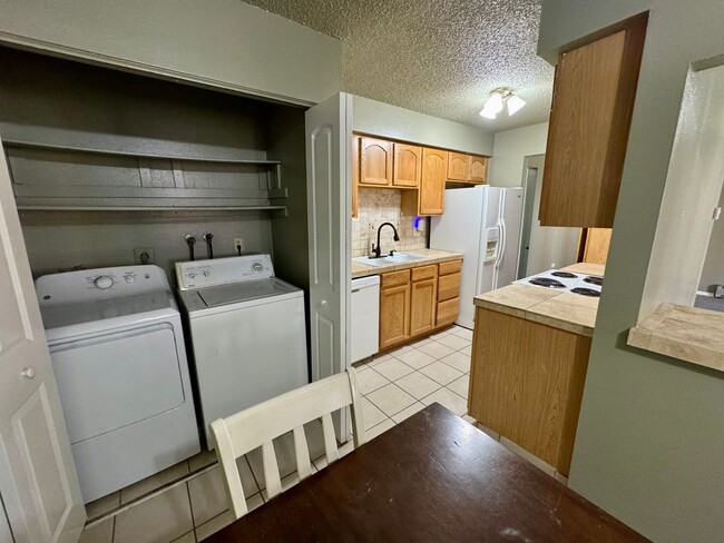 Building Photo - Charming 2BR Condo in Denver