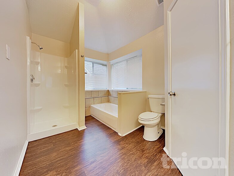 Building Photo - 1934 Creston Dr