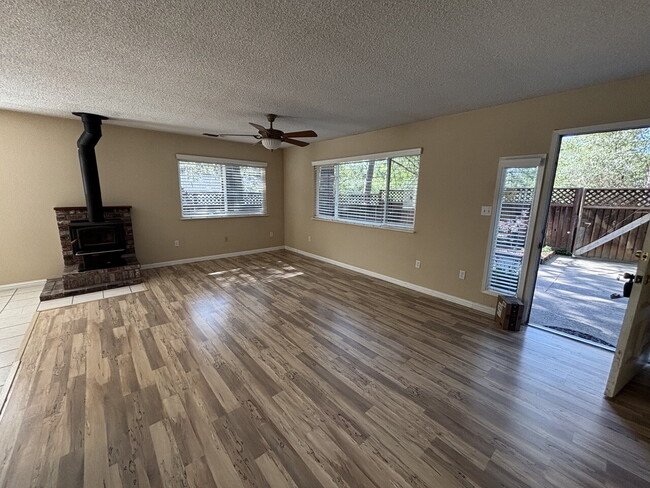 Building Photo - Darling 2-bed home with private lot nestle...