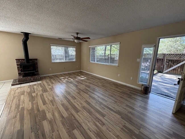 Building Photo - Darling 2-bed home with private lot nestled at end of cul-de-sac!