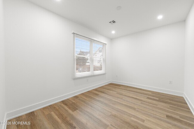 Building Photo - 427 Hoyt St