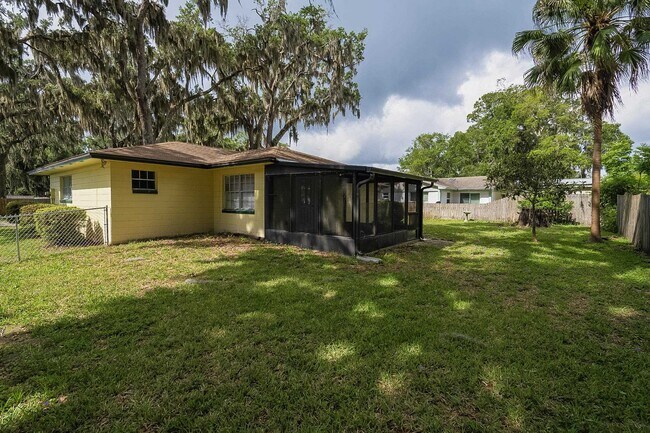 Building Photo - 494 Romano St