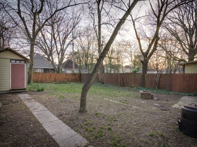 Building Photo - 3BR/1B Home in GREAT Midtown Location!!