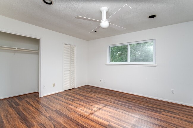 Building Photo - 3927 Pleasant Valley Dr