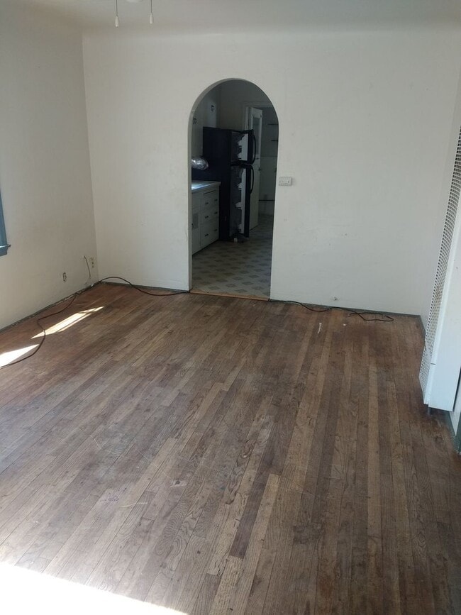 Building Photo - 2 Br 1 Ba available Now