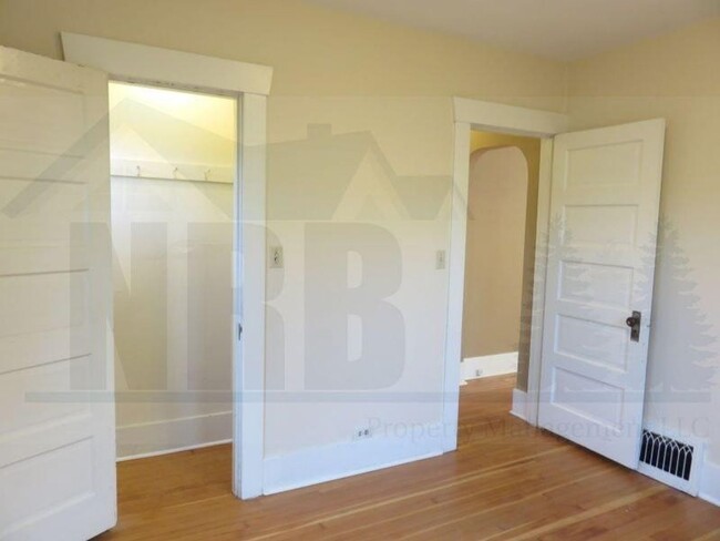 Building Photo - Stunning 2 bd 1 ba House with a basement a...
