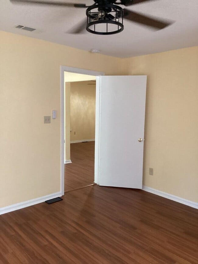 Building Photo - 3bedrooms Single Family House Availabe Now...