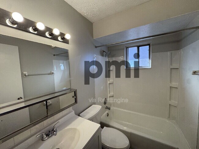 Building Photo - 4056 Carlton Ave