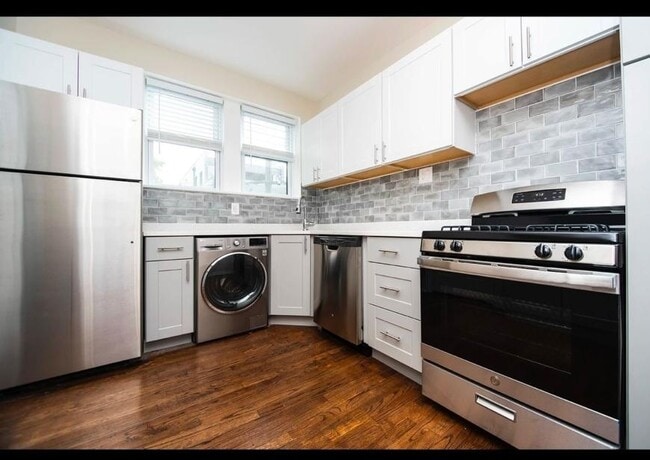 Primary Photo - 2 bedroom in Chicago IL 60613