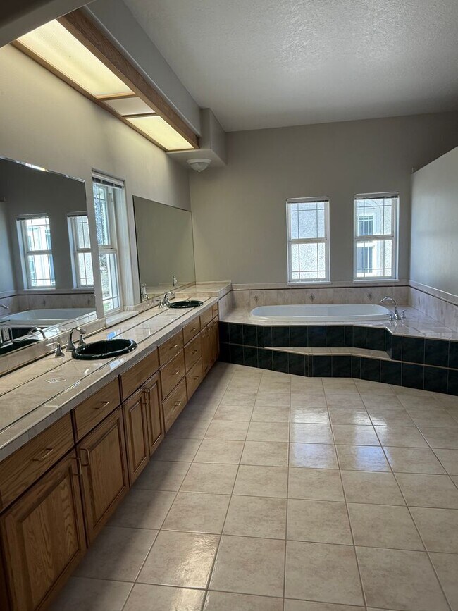 Building Photo - Spacious Redmond Estate on 14 Acres – 4,300+ Sq Ft, Pastures, 4-Car Garage