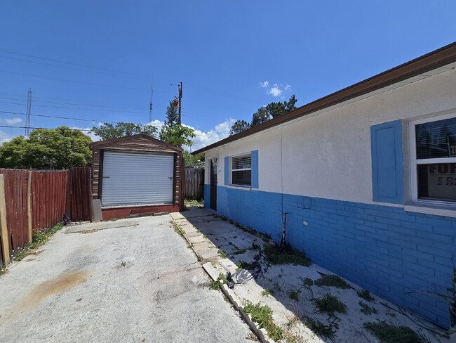 Building Photo - 2 bed, 2 bath duplex in New Port Richey