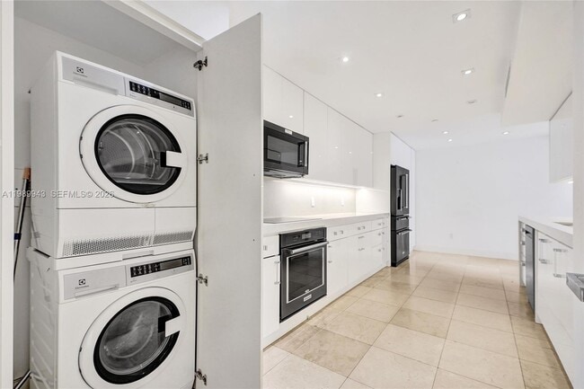 Building Photo - 10175 Collins Ave