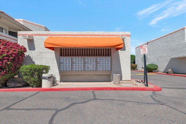 Building Photo - Charming 2-bedroom, 2.5-bathroom condo with a garage in Scottsdale, AZ