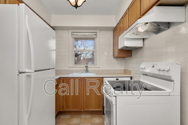 Building Photo - 827 W 11th Ave