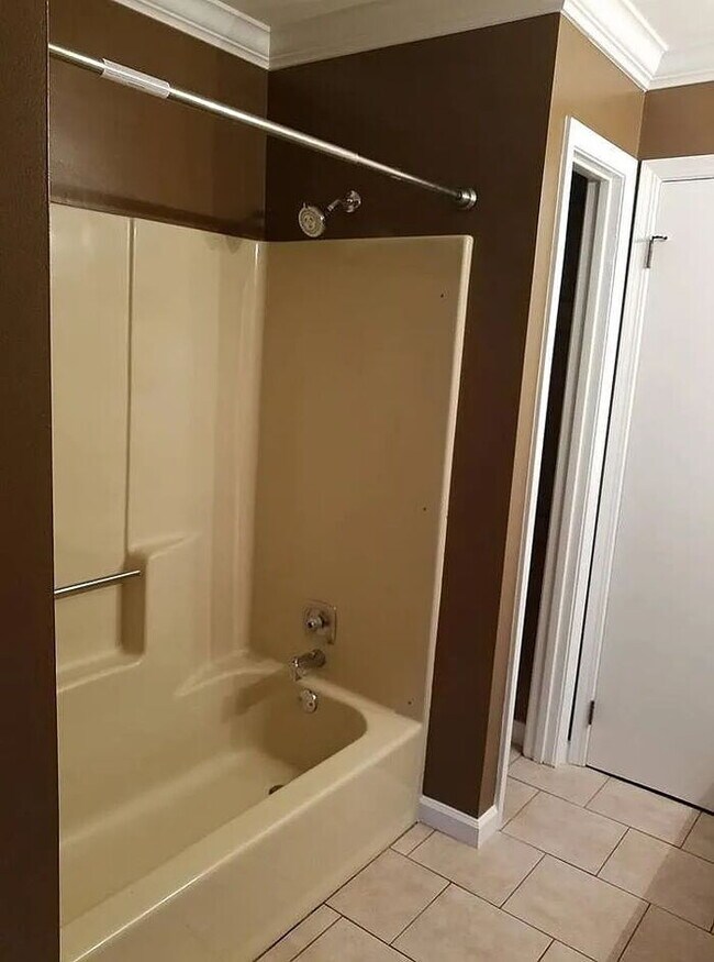 Building Photo - "Charming 3-Bedroom Home in Anderson with Modern Comforts!"