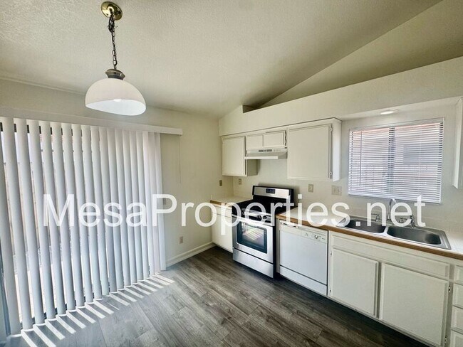 Building Photo - 1423 Willow Tree Ln