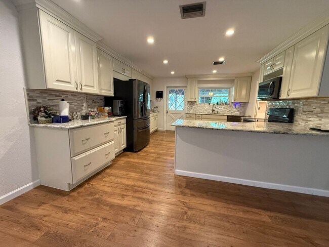 Building Photo - 5 Acre Home!!!!