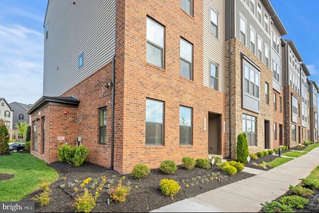 Building Photo - 42627 Burbank Terrace