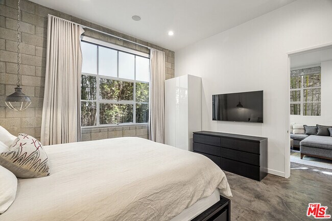 Building Photo - 710 Orlando Ave