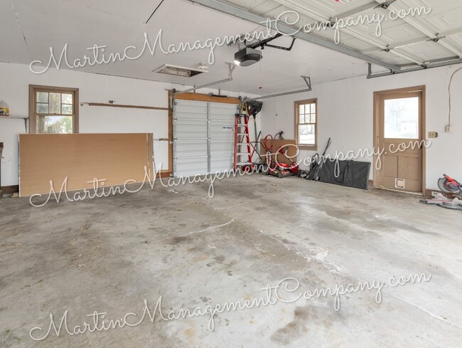 Building Photo - 906 S Barrett Ave