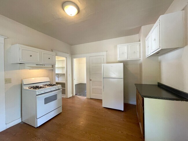 Building Photo - Central NE House with Basement, Hardwood F...
