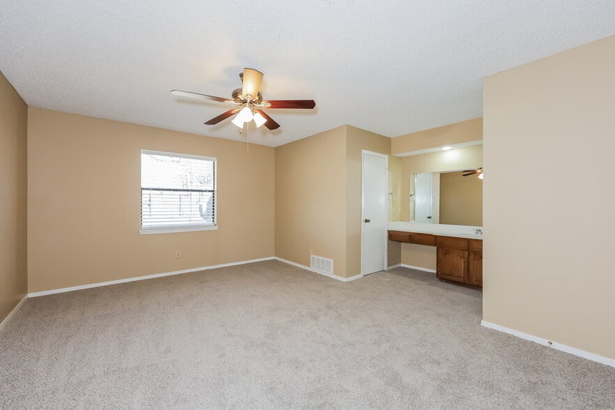 Building Photo - 1825 Prince Dr