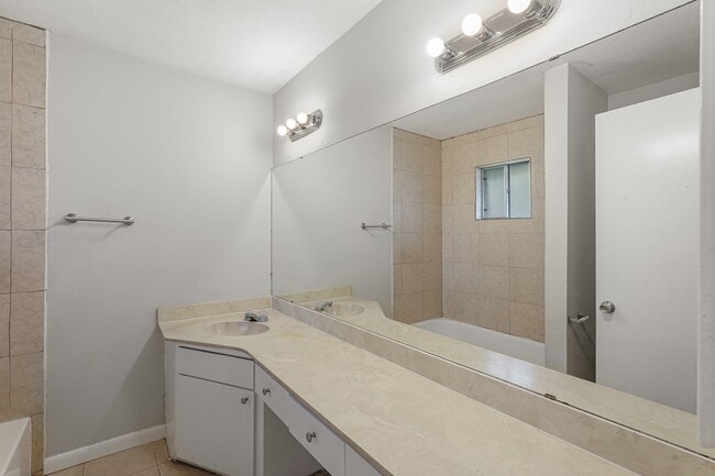 Building Photo - 15011 Tipcrest St