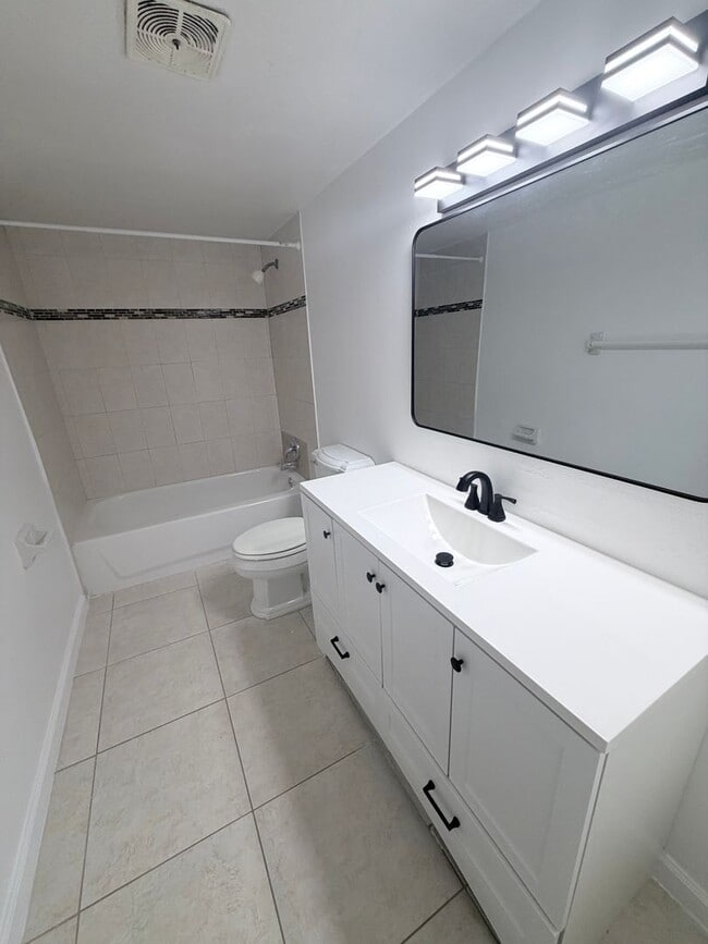 Building Photo - Two bedroom & Two bathroom Condo with balcony and laundry facilities