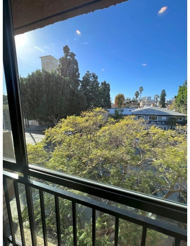 Building Photo - 1132 S Doheny Dr