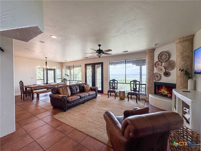 Building Photo - 2000 Village Oak