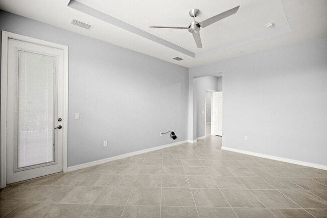 Building Photo - Stunning property, newer construction 3 sp...