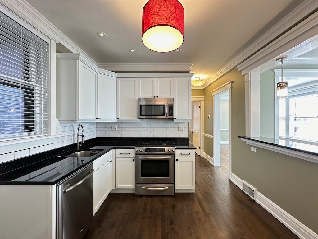 Building Photo - 1915 W Berenice Ave