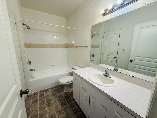 Building Photo - Beautiful Two Bedroom, Two Bath Condo For Rent in New Tampa!