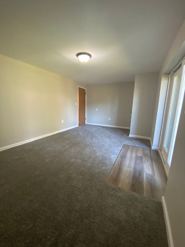 Building Photo - Spacious 5 Bedroom, 2 Bath Townhome – Edge...