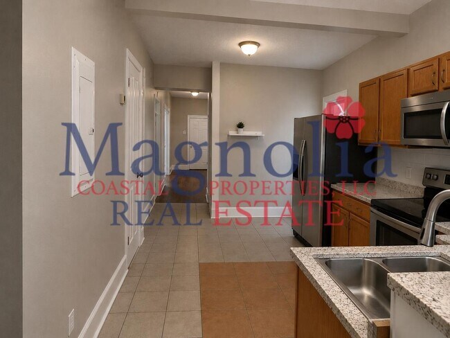 Building Photo - First floor 2 bedroom unit in the Heart of Downtown Savannah!