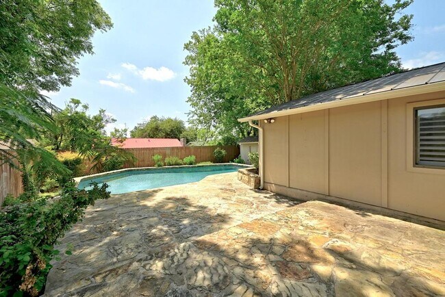 Building Photo - 6903 Moonmont Dr