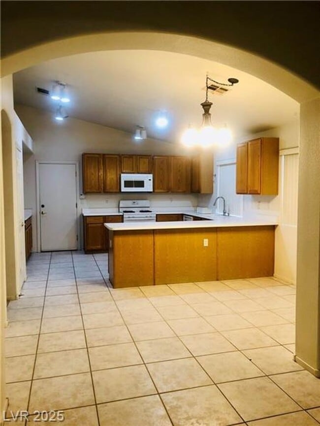 Building Photo - WONDERFUL SINGLE STORY 3 BED 2 BATH HOME I...