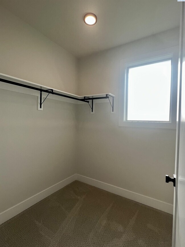 Building Photo - West Vinyard Estates 3 br plus den 4 car