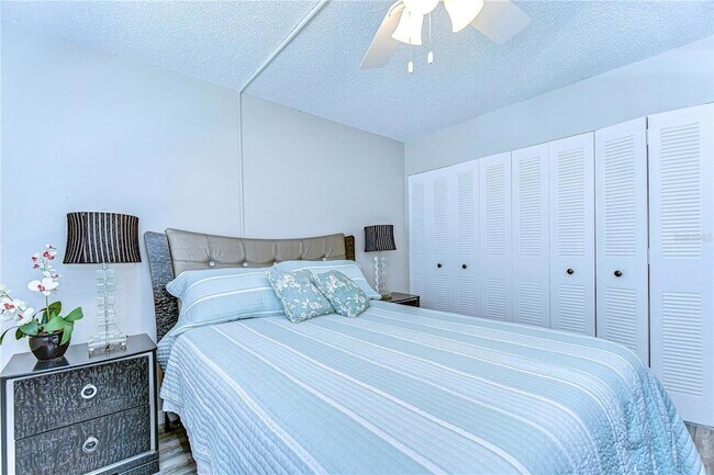 Building Photo - 13870 Oakwood Ln