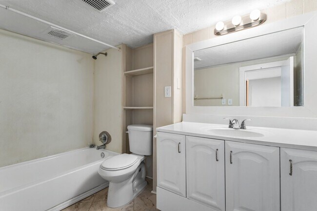 Building Photo - 3bdrm/1bath Home with large fenced yard  ** Section 8 OK ** $1,695.00