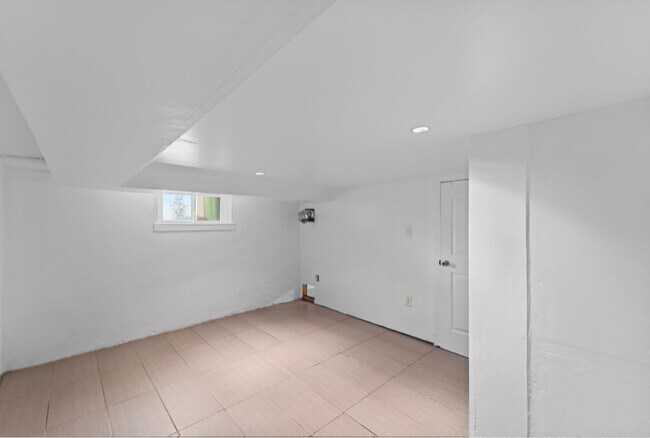 Building Photo - 2215 N Wood Ave