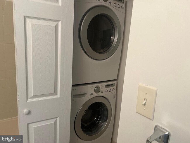 Building Photo - 1019 Ravens Crest Dr