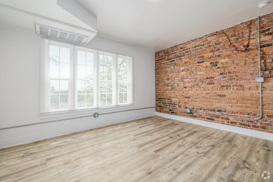 1BR, 1BA - 400SF - Living Room - Breelynn Apartments