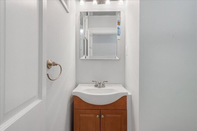 Building Photo - 4 Bailey St