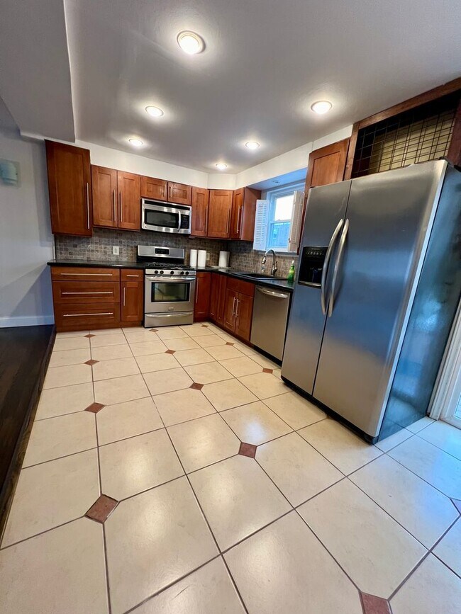 Building Photo - 3-Bedroom Townhome in Parkwood with Finished Basement! Available NOW!